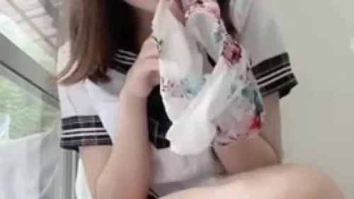 คลิปหลุดสาวญี่ปุ่น ตัวเล็กผิวขาวน่ารักนั่งยัดเซ็กส์ทอยหีลึกครางเสียวดังลั่นห้อง โชว์หีเปียกแฉะน้ำเงี่ยนไหลเยิ้ม ช่วยตัวเองรัวๆจนเสร็จ