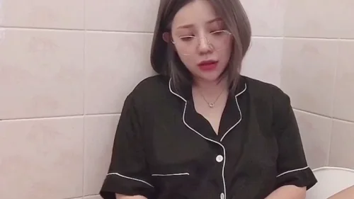คลิปหลุดไทย Babynookie สาวไทยผิวขาวน่ารักนมใหญ่แอบเบ็ดหีสดๆในห้องน้ำ เริ่มลูบคลำนมตัวเองอย่างเสียวซ่านสอดนิ้วลึกเร่งจังหวะจนครางดังฟังชัด น้ำเงี่ยนพุ่งกระจายเต็มพื้นฉากช่วยตัวเองเสมือนจริง