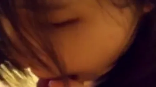 คลิปหลุด สาวจีนนมโต นอนคุกเข่าบนเตียงดูดควยแฟนถ่ายคลิปเสียว ดูดลึกครางดัง ลิ้นเลียหัวควยจนเสียวสุด