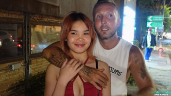 หนังโป๊ไทยจากค่าย TukTukPatrol – Aemmy Xxxน้องเอมมี่สาวสุดแดงยืนข้างทางรู้เลยว่าขายหี คุยราคาลงตัวก่อนพานั่งตุ๊กๆกลับไปกระแทกหีในโรงแรม แถมยังให้ทรีซั่มสลับกันเย็ดกับเพื่อนซี้