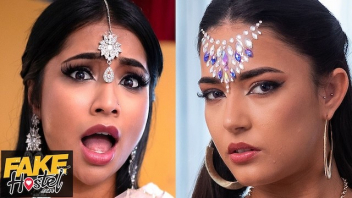 Fake Hostel หนังXอินเดียเด็ดๆ Nuria Millan & Yasmina Khan อัลเลาะห์สามารถให้ผู้ชายมีเมียหลายคนได้ เลยเกิดเหตุการ์เย็ดทรีซั่มพร้อมกันได้ในหมู่บ้าน แบ่งกันอมควยอย่างสมานฉันท์ แล้วนอนแหกหีรอผลัดกันเย็ดตามคิว